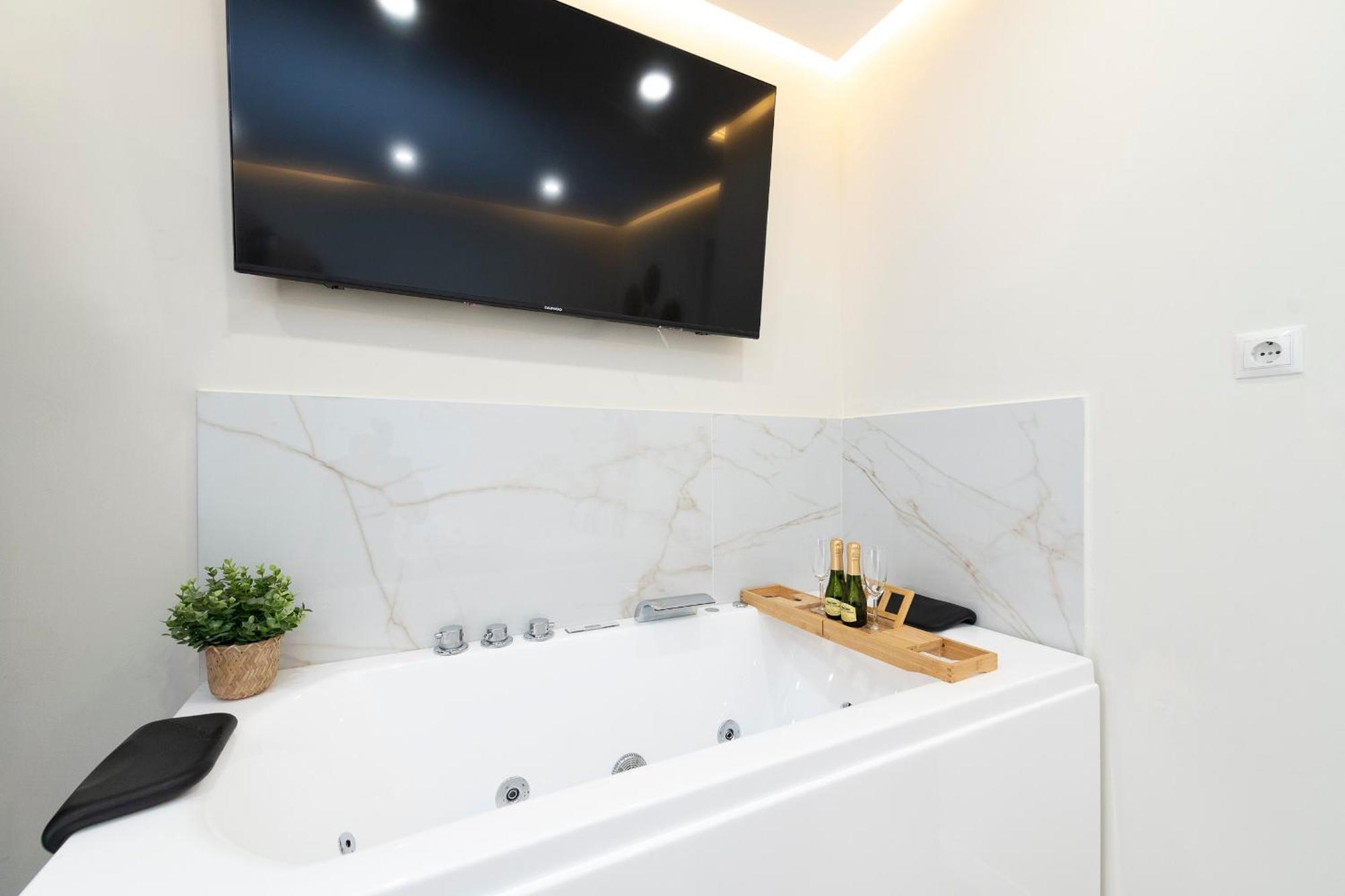 מאלגה Exclusive Apartment Jacuzzi מראה חיצוני תמונה